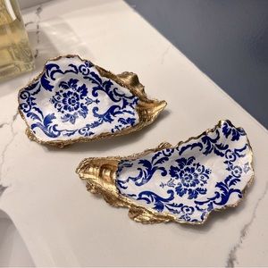 Decorative oyster shells